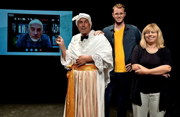 Igralec Danijel Malalan,  harmonikar Boštjan Zavnik  in režiserka Sabrina Morena  
na sceni zabavne potujoče  predstave Kako postati Slovenci v 50 minutah