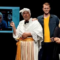 Igralec Danijel Malalan,  harmonikar Boštjan Zavnik  in režiserka 
Sabrina Morena  na sceni zabavne potujoče  predstave Kako postati 
Slovenci v 50 minutah