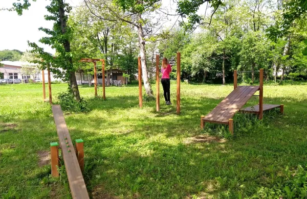 Med že izvedenimi projekti je vadbišče v Volčji Dragi na prizorišču 
Lakeness. 