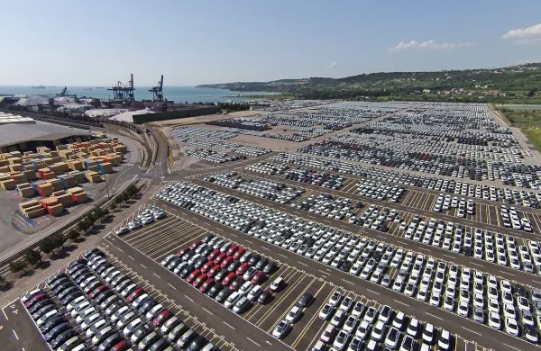 Daimler podalj&scaron;al sodelovanje z Luko Koper