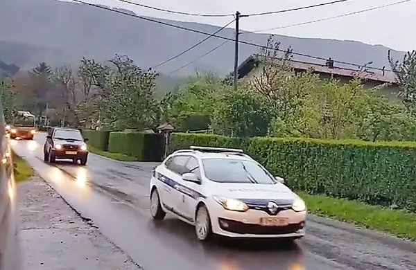 Konvoj vozil, ki je v mesto pripeljal večjo skupino Afganistancev in 
Pakistancev, so spremljali tudi člani Civilne iniciative za varovano 
mejo.