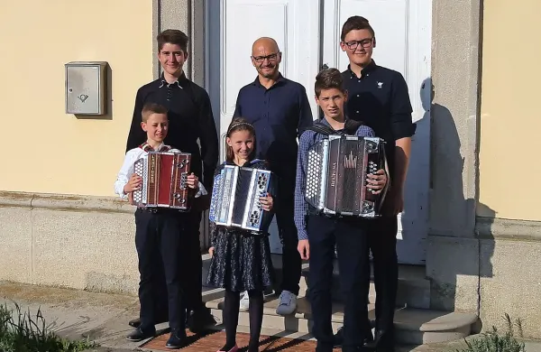 Obetavni harmonikarji: Aljaž Danieli, Klara Stopar, Martin Rojc  
(spredaj z leve),  Gašper Fabjančič (zadaj levo) in Kristian Jenko 
(desno). Mednje se je ponosno postavil profesor  Zoran Lupinc.
