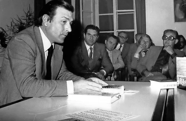 V torek bo minilo 20 let od smrti pisatelja Fulvia Tomizze (1935-1999); na fotografiji med 
predstavitvijo romana Boljše življenje v Kopru leta 1980. 