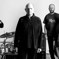 V soboto ob 21. uri bo na glavnem odru nastopil sloviti avstralski 
trio The Necks, ki ga sestavljajo (z leve) bobnar Tony Buck, pianist 
Chris Abrahams in kontrabasist Lloyd Swanton.