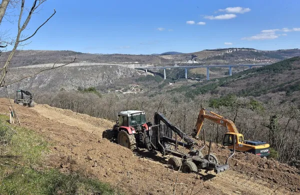 Odbor direktorjev Evropske investicijske banke (EIB) je na današnji seji odobril posojilo za projekt drugi tir Divača-Koper v 
višini do 250 milijonov evrov.