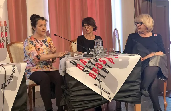 Z leve Aida Bagić, Florence Hartmann in moderatorka simpozija 
Irena Urbič