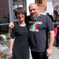 Najodmevnejša letošnja gostja Florence Hartmann se je želela 
fotografirati z majico dalmatinskega kolega Borisa Dežulovića.