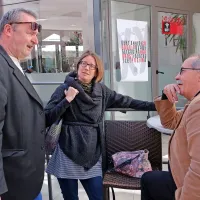 Pisatelja Velibor Čolić (levo) in Marko Sosič sta bila na varnem v 
družbi “svoje urednie” Jelke Ciglenečki z novomeške Goge.
