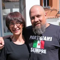 Najodmevnejša letošnja gostja Florence Hartmann se je želela 
fotografirati z majico dalmatinskega kolega Borisa Dežulovića.