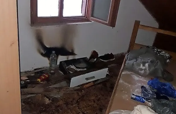 Premraženi Iranci so si v opuščeni hiši zakurili.