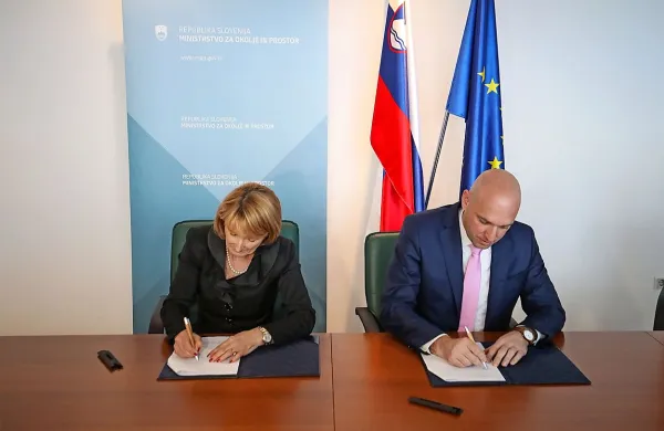 Minister za okolje Simon Zajc in predsednica Trgovinske zbornice 
Slovenije Mariča Lah sta  podpisala kodeks o zmanjšanju prodaje 
plastičnih nosilnih vrečk v trgovinah.