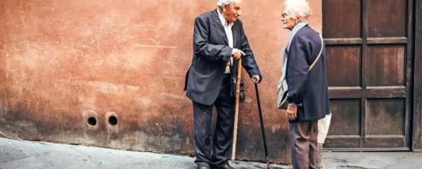 V Sloveniji nihče ne ve, koliko starejših potrebuje dolgotrajnoa 
oskrbo, koliko jih  zaradi nedostopnosti hira doma, koliko je 
razseljenih po domovih  starejših po vsej Sloveniji in na Hrvaškem.