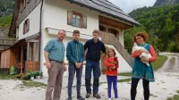  Pretnerjevi (manjka Matjaž): “Ob izboru za najboljšo kmetijo v Evropi smo najprej pomislili, da gre za  šalo.  Zadovoljni smo, da nas gostje cenijo.”  