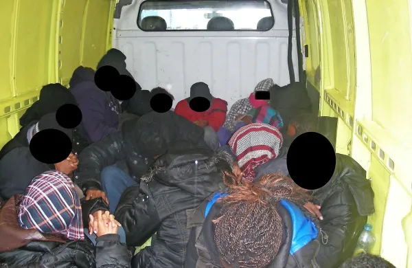 Civilnodružbena iniciativa Info Kolpa je pripravila poročilo o 
izvajanju policijskih postopkov na schengenski meji, v katerem 
navaja, da slovenska policija sistematično onemogoča pravico do 
azilnega postopka ter protipravno in selektivno izroča migrante 
hrvaškim organom. 