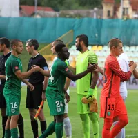 Grški vratar  Panagiotis Papadopulos (v svetlo zelenem dresu) 
pred tekmo Ankaran : Olimpija v Dravogradu.