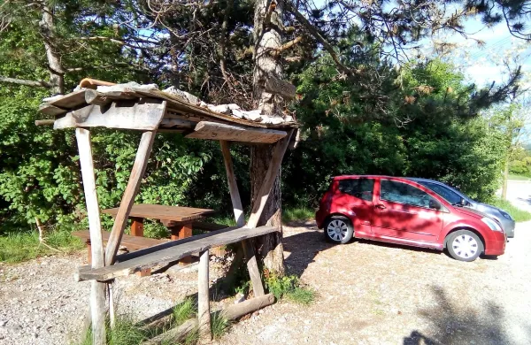 Na makadamskem parkirišču za Cerje naj bi postavili  tablo, ki bi 
ljudi opozarjala, naj dragocenih predmetov ne puščajo na vidnem 
mestu v avtomobilu. 