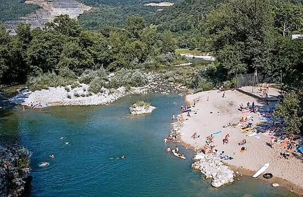 Poletje se sicer v mrzli pomladi daleč, a ob prvi vročini bo prijal 
skok v svežo Sočo.  