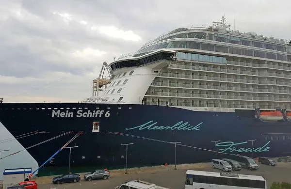 Minulo soboto je v Koper prvič priplula ladja Mein Schiff 6 ladjarja 
TUI Cruises z 2500 potniki in 1030 člani posadke.