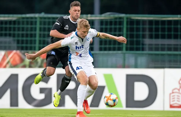 Kapetan Gorice Žiga Lipušček (v belem dresu) s soigralci spet ni 
našel učinkovitega recepta za zajezitev Mure. 