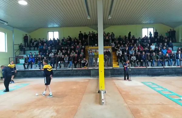 Napet obračun v Zabičah si je ogledalo veliko balinarskih navdušencev.