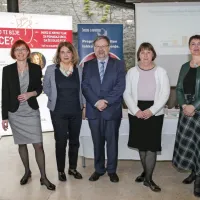 Ob svetovnem dnevu  hipertenzije so akcije ozaveščanja pri nas predstavili (z leve):  Marija Petek Šter,  
Jana Brguljan Hitij,  Primož Dolenc,  Ivanka Brus in Urška Blaznik.
