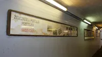 Bodo v zdaj zanemarjenem železniškem podhodu turistom namesto razpadajočih vitrin s plesnivimi starimi razglednicami dobrodošlico 
izrekli junaki postojnskih legend?