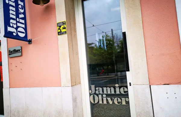 Veriga restavracij britanskega kuharskega zvezdnika Jamieja 
Oliverja je zaradi finančnih težav pristala v insolvenčnem postopku.