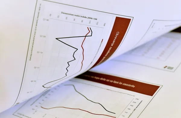 V OECD so napoved gospodarske rasti Slovenije v letošnjem letu 
znižali s 3,6 na 3,4 odstotka, napoved rasti v letu 2020 pa zvišali z 
2,7 na 3,1 odstotka. Fotografija je simbolična.