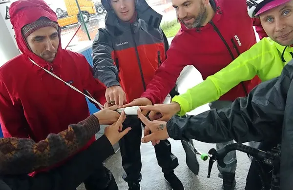 Skejterji pred startom v Kopru s štafetno palico.