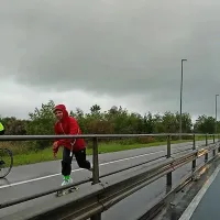 Akcija se je začela v dežju.

