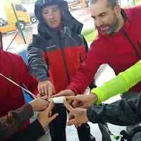 Skejterji pred startom v Kopru s štafetno palico.