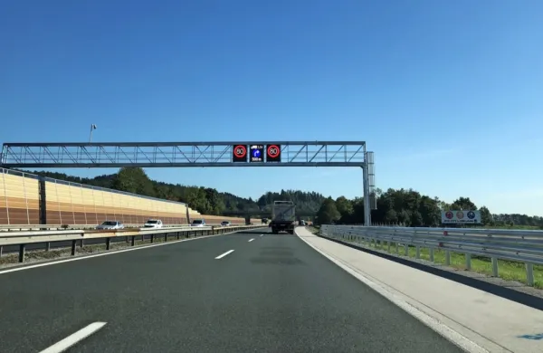 Voznike bo na preusmeritev opozarjala spremenljiva signalizacija. 