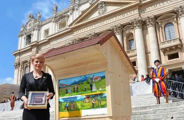 Ministrica Aleksandra Pivec ob čebelnjaku