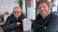  Knjigo pohval in pritožb, novi, osmi studijski  album skupine Dan D, sta v Koper prišla predstavit 
basist Nikola Sekulović (levo) in pevec Tomislav Jovanović - Tokac. 