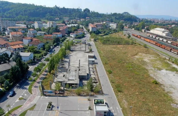 Na Majskih poljanah bi bilo mogoče ob uspešni prodaji  razmeroma 
hitro zgraditi nova stanovanja, ki jih mesto zelo potrebuje.