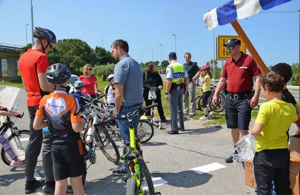 Izolski policisti in redarji že tradicionalno pripravljajo  preventivno 
akcijo Varno na kolo, s katero opozarjajo na pomen varne 
udeležbe kolesarjev v cestnem prometu.
