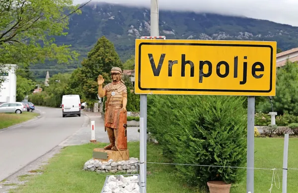 V skladišče trgovskega podjetja v Vrhpolju so po letu dni spet 
vlomili neznanci, ukradli so jim tudi  kombi, ki so ga pred tem 
napolnili s hrano iz skladišča.  