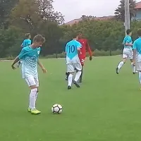 Na letošnjem turnirju narodov je slovenska reprezentanca do 15 
let (v svetlejših dresih) osvojila osmo mesto.  