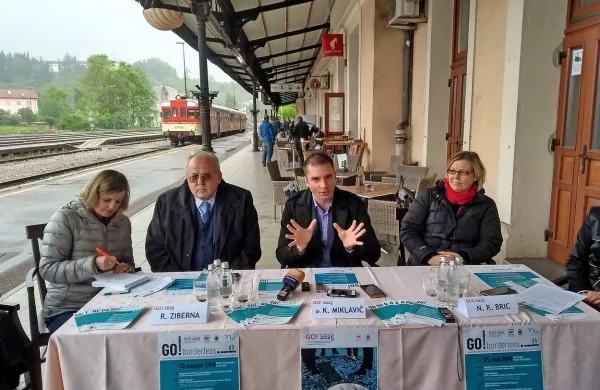 Župana Rodolfo Ziberna in Klemen Miklavič ter Neda Rusjan Bric (z leve) so kandidaturo predstavili na kolodvoru ob Trgu Evrope.