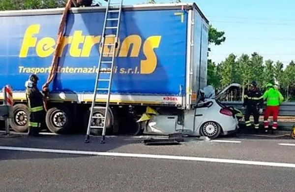V prometni nesreči na avtocesti A4 proti Trstu sta danes zjutraj 
umrli dve osebi.