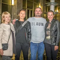 Patricija Lovišček (prva z leve), lanska Osebnost Primorske, in Ana 
Turk s partnerjem Dejanom Pasonijem že vrsto let osveščajo o 
avtizmu in Aspergerjevem sindromu ter tako pomagajo pri 
vključevanju posameznikov v družbo. Igralka Helena Peršuh (prva 
z desne) je povedala, da so na vaji sodelovali z Ano in Dejanom ter 
da so bili njuni nasveti igralcem izjemno dragoceni. 