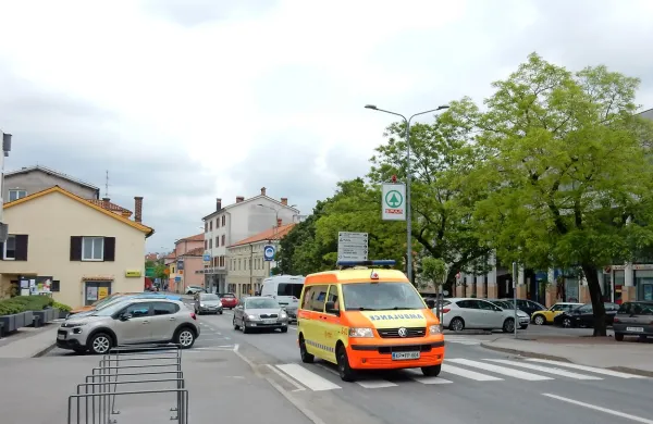 Včeraj zjutraj so mimoidoči v Partizanski ulici na pločniku našli  moškega s hudo poškodovano glavo. 