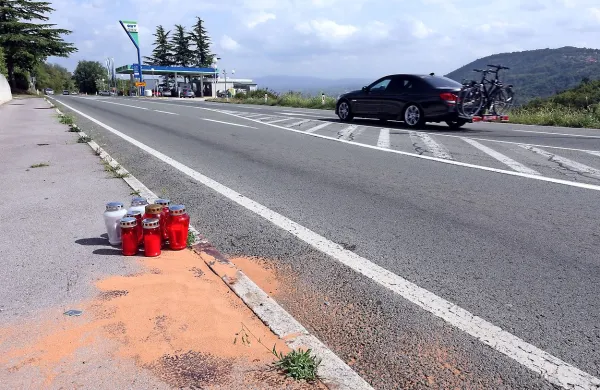 Sveče na pločniku in madeži so  sredi septembra leta 2015 spominjali na tragično nesrečo. 