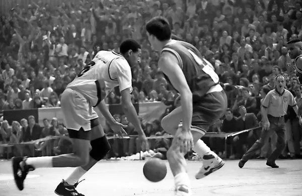 Vince Reynolds (z žogo) je pustil velik pečat v času svojega igranja za Koper. Fotografija je z druge  
finalne tekme na Škofijah.