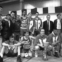 Ljubitelji košarke ne bodo imeli težav s prepoznavanjem (mladih) 
obrazov iz tabora Olimpije po osvojenem državnem naslovu leta 
1993 v finalu s Koprom.