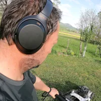  Reža na vrhu slušalke je mikrofon, ki zaznava zunanji zvok.