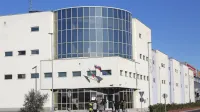 Koprski zapor natrpan s tujimi vodniki migrantov