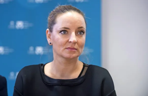 Poslanska skupina SNS, ki jo zastopa njen vodja Zmago Jelinčič 
Plemeniti, je kazensko ovadila direktorico Pravno-informacijskega 
centra Katarino Bervar Sternad.