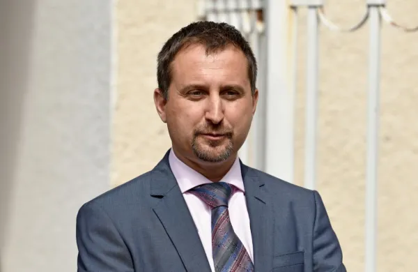 Vlada je na današnji dopisni seji na predlog ministrstva za 
infrastrukturo razrešila Igorja Velova z mesta direktorja Javne 
agencije RS za varnost prometa (AVP).