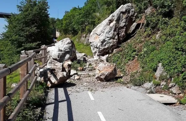 Zaradi skalnega podora zaprta kolesarska pot Solkan-Plave